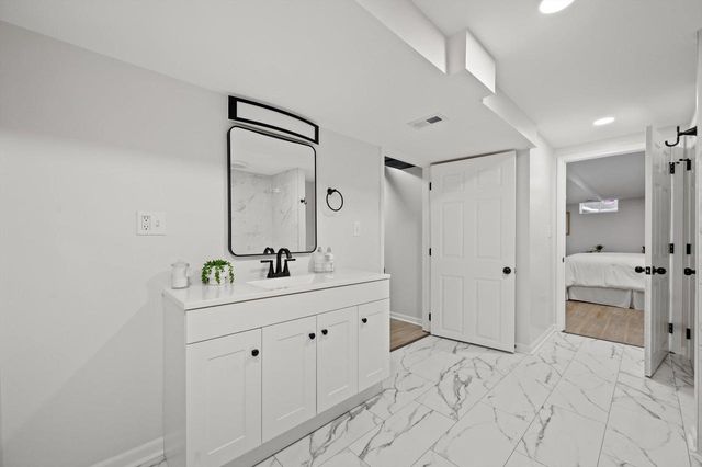 7216 N Mohawk AVENUE, Glendale, WI 53217