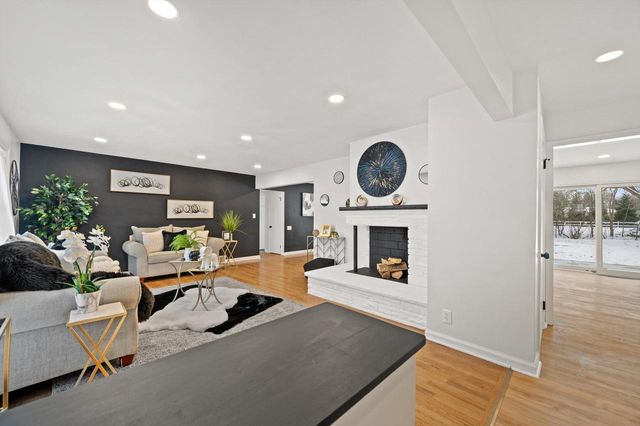 7216 N Mohawk AVENUE, Glendale, WI 53217