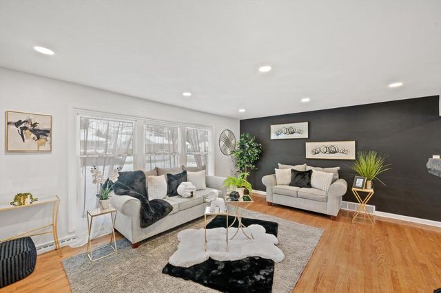 7216 N Mohawk AVENUE, Glendale, WI 53217