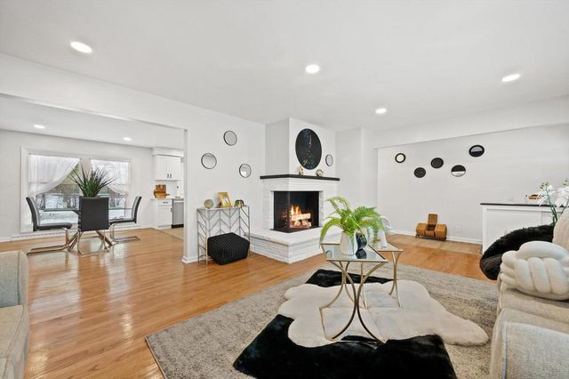 7216 N Mohawk AVENUE, Glendale, WI 53217