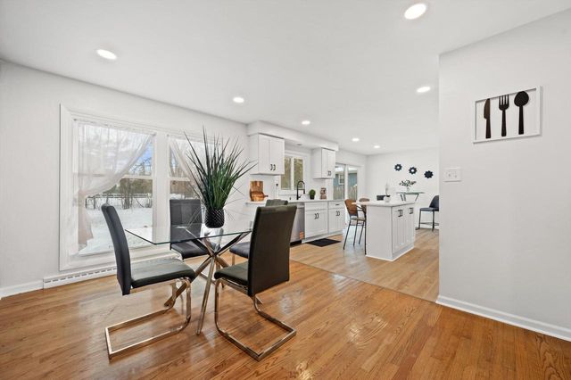 7216 N Mohawk AVENUE, Glendale, WI 53217