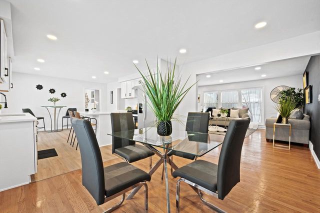 7216 N Mohawk AVENUE, Glendale, WI 53217