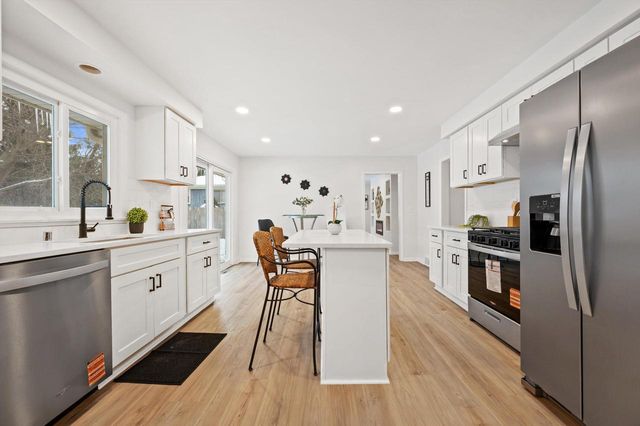 7216 N Mohawk AVENUE, Glendale, WI 53217