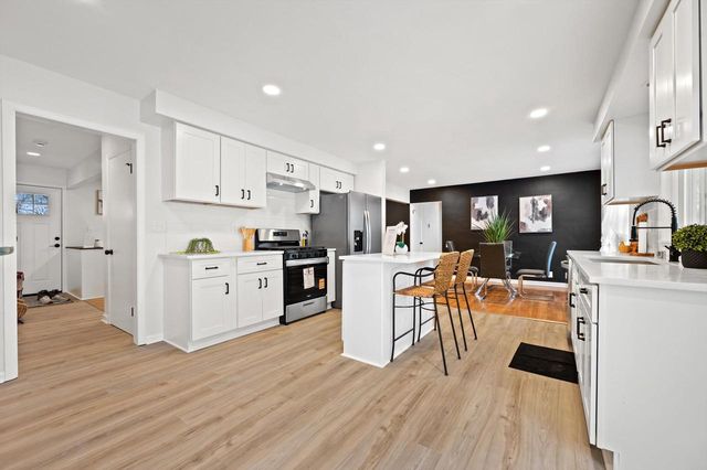 7216 N Mohawk AVENUE, Glendale, WI 53217