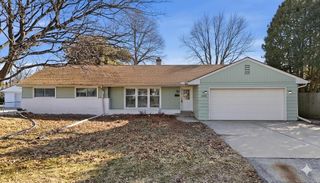 7216 N Mohawk AVENUE, Glendale, WI 53217