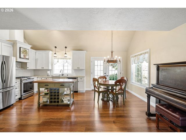 1481 E BURNETT St, Stayton, OR 97383