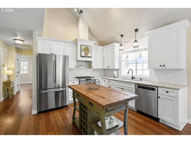 1481 E BURNETT St, Stayton, OR 97383