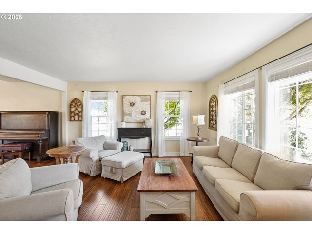 1481 E BURNETT St, Stayton, OR 97383