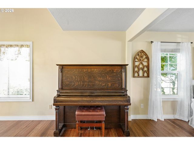 1481 E BURNETT St, Stayton, OR 97383