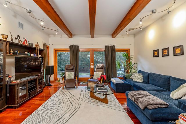 1 Cumberland Path, Setauket, NY 11733