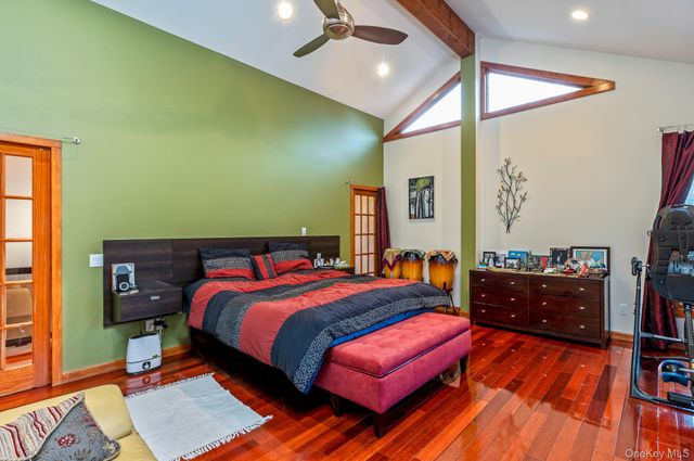 1 Cumberland Path, Setauket, NY 11733