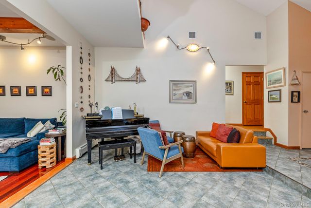 1 Cumberland Path, Setauket, NY 11733