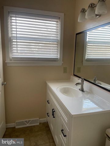 5400-B OXFORD DR, Mechanicsburg, PA 17055