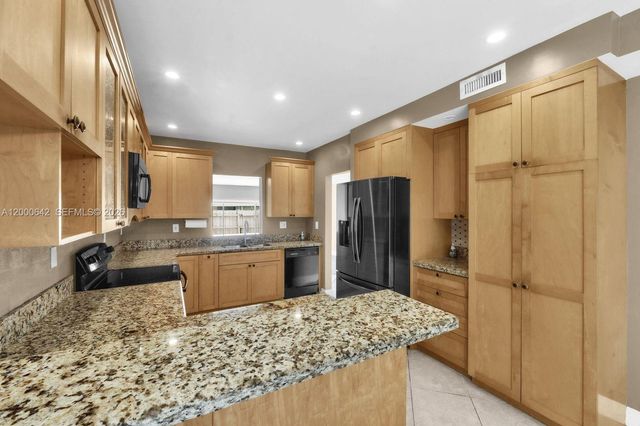 6900 NW 5th St 201, Plantation, FL 33317