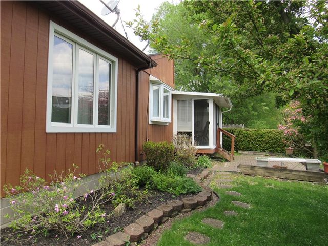 8 Hanningfield Circle, Perinton, NY 14450