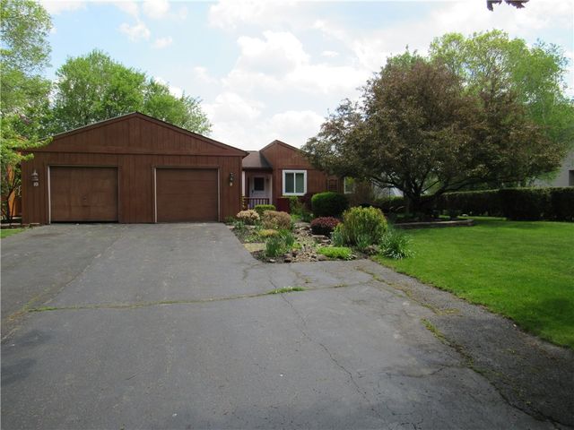 8 Hanningfield Circle, Perinton, NY 14450