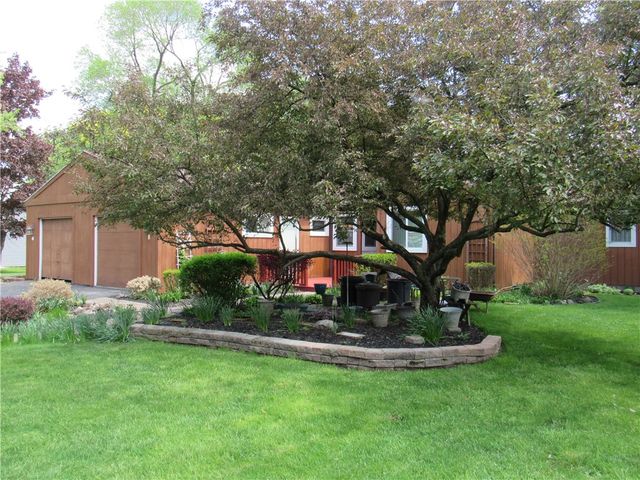 8 Hanningfield Circle, Perinton, NY 14450