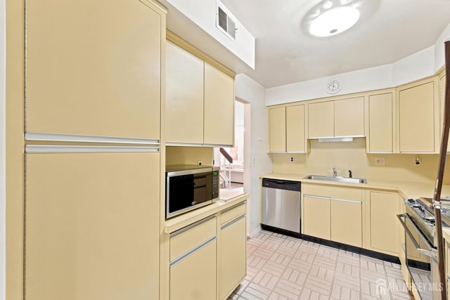 16 Irongate, Metuchen, NJ 08840