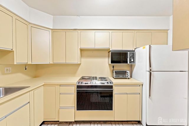 16 Irongate, Metuchen, NJ 08840