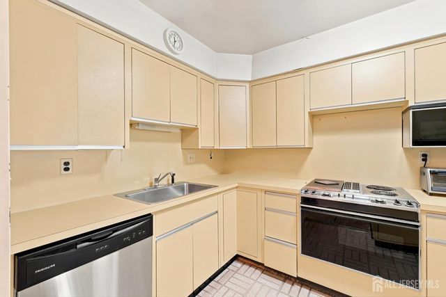 16 Irongate, Metuchen, NJ 08840
