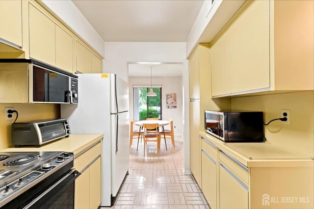16 Irongate, Metuchen, NJ 08840