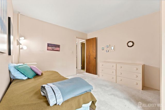 16 Irongate, Metuchen, NJ 08840