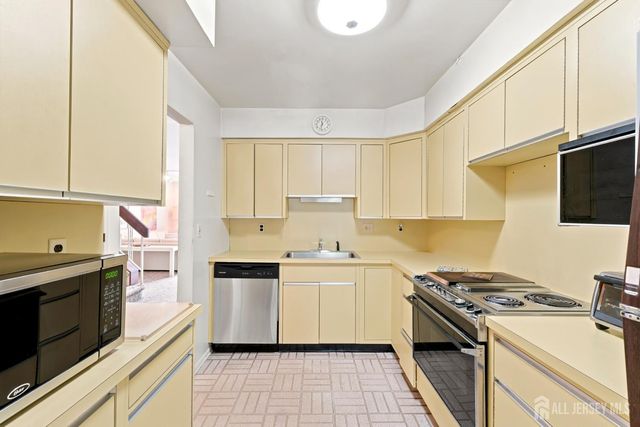 16 Irongate, Metuchen, NJ 08840