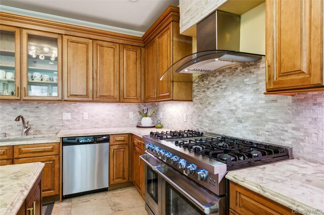 323 Baltustrol Circle, Roslyn, NY 11576