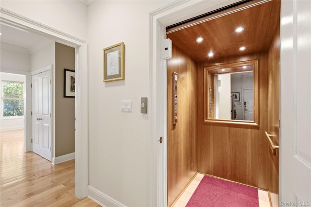 323 Baltustrol Circle, Roslyn, NY 11576