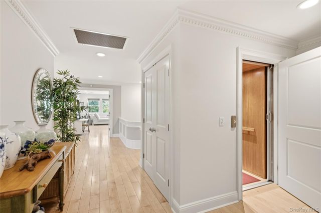 323 Baltustrol Circle, Roslyn, NY 11576