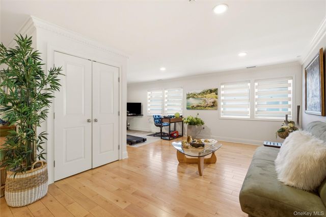 323 Baltustrol Circle, Roslyn, NY 11576