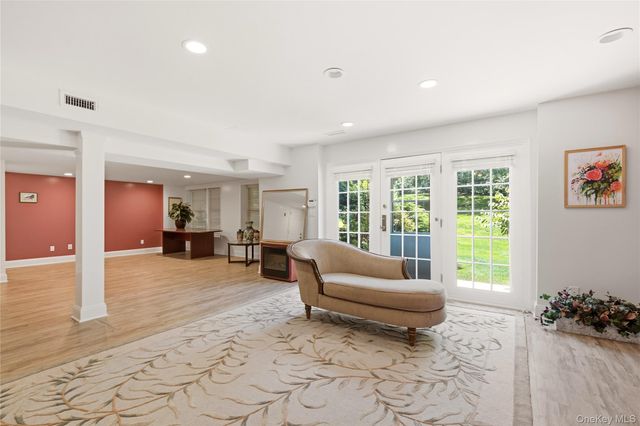 323 Baltustrol Circle, Roslyn, NY 11576
