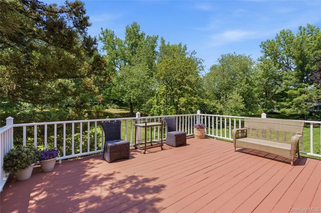 323 Baltustrol Circle, Roslyn, NY 11576