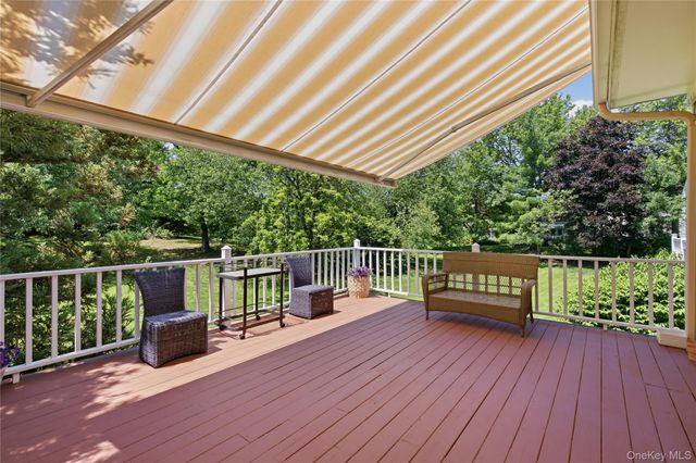 323 Baltustrol Circle, Roslyn, NY 11576