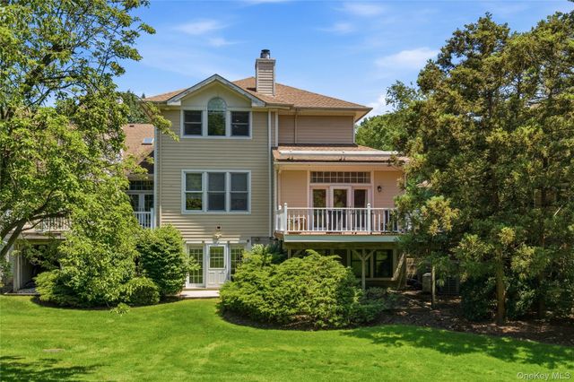 323 Baltustrol Circle, Roslyn, NY 11576