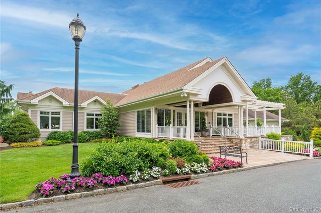 323 Baltustrol Circle, Roslyn, NY 11576