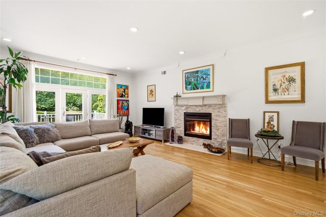 323 Baltustrol Circle, Roslyn, NY 11576