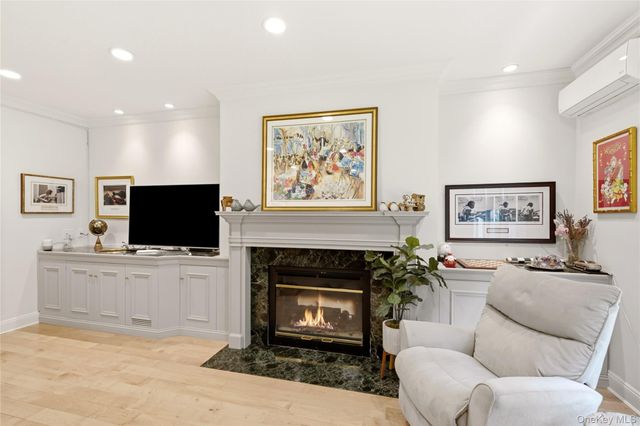 323 Baltustrol Circle, Roslyn, NY 11576