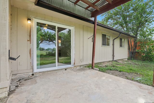 529 Willow Dr, Converse, TX 78109
