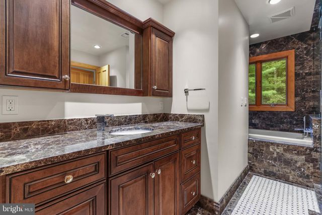 376 HTY RD, Kunkletown, PA 18058