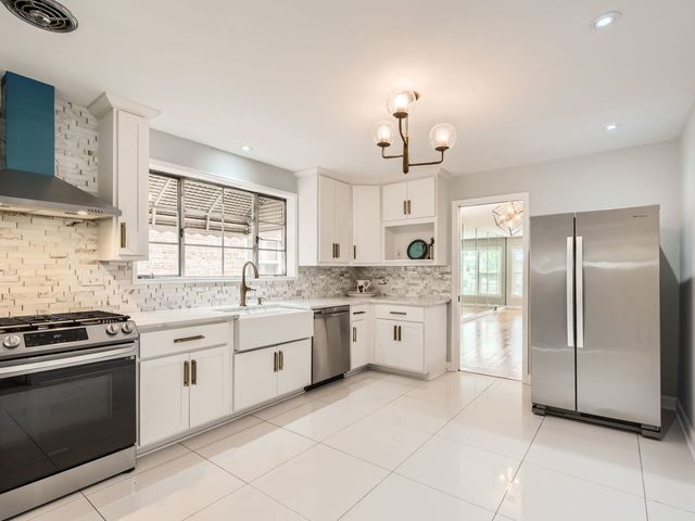 8543 S Indiana Avenue, Chicago, IL 60619
