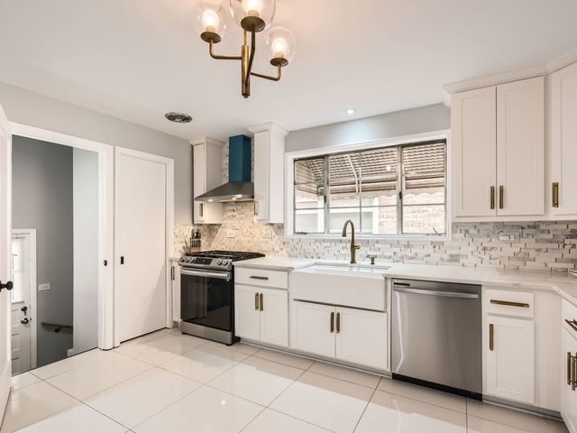 8543 S Indiana Avenue, Chicago, IL 60619