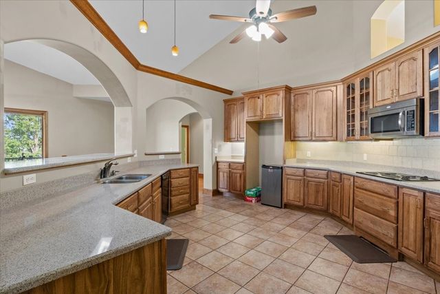 867 River Oaks Dr, Big Sandy, TN 38221