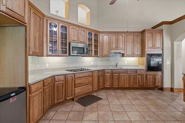 867 River Oaks Dr, Big Sandy, TN 38221