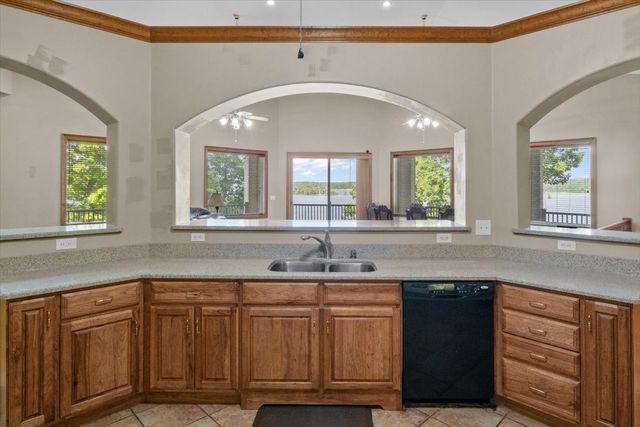 867 River Oaks Dr, Big Sandy, TN 38221