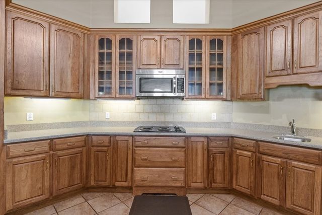 867 River Oaks Dr, Big Sandy, TN 38221