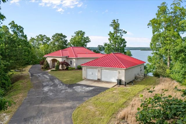867 River Oaks Dr, Big Sandy, TN 38221