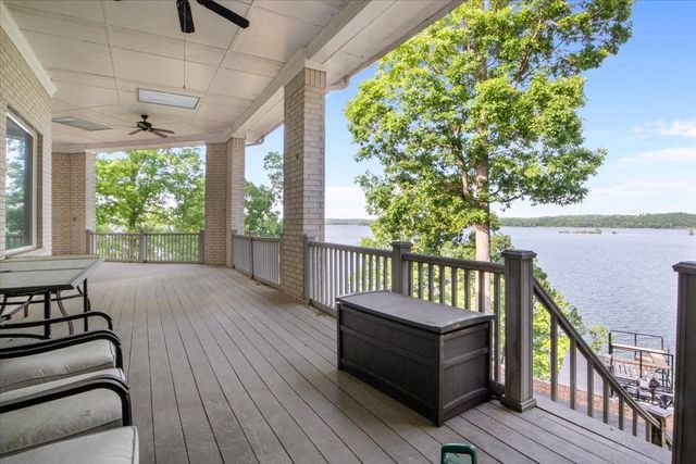 867 River Oaks Dr, Big Sandy, TN 38221