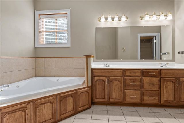 867 River Oaks Dr, Big Sandy, TN 38221