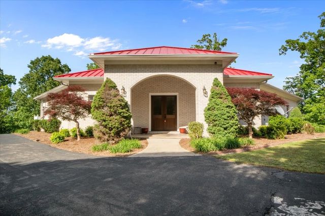 867 River Oaks Dr, Big Sandy, TN 38221